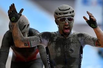 Der Italiener Sonny Colbrelli triumphierte im alten Velodrom von Roubaix.