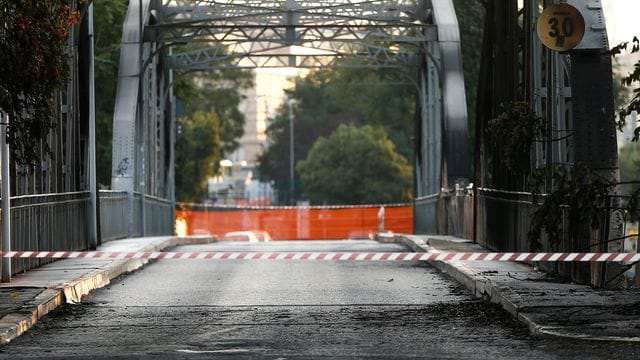 Die Brücke Ponte dell'Industria ist nach einem Brand schwer beschädigt. Die Brücke Ponte dell'Industria ist nach einem Brand schwer beschädigt.