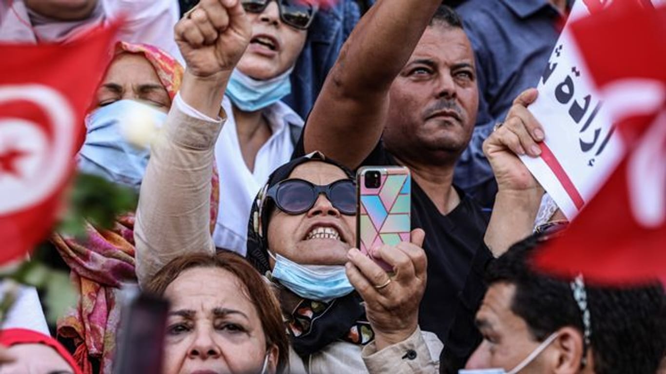 Menschen unterstützen den tunesischen Präsidenten Saied mit einer Demonstration in Tunis.