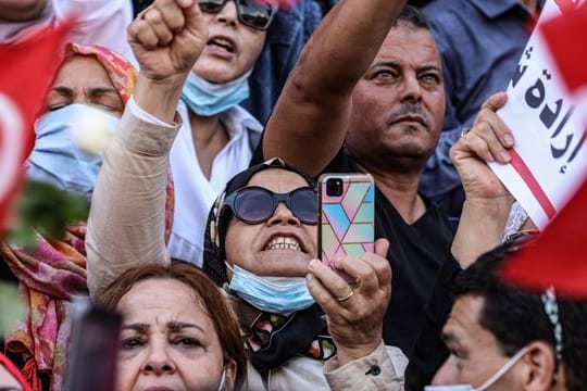 Menschen unterstützen den tunesischen Präsidenten Saied mit einer Demonstration in Tunis.