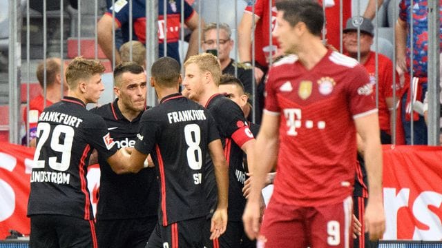 Die Bayern um Weltfußballer Robert Lewandowski (r) verloren überraschend gegen Eintracht Frankfurt. Die Bayern um Weltfußballer Robert Lewandowski (r) verloren überraschend gegen Eintracht Frankfurt.