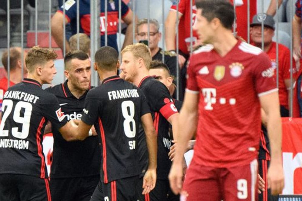 Die Bayern um Weltfußballer Robert Lewandowski (r) verloren überraschend gegen Eintracht Frankfurt.