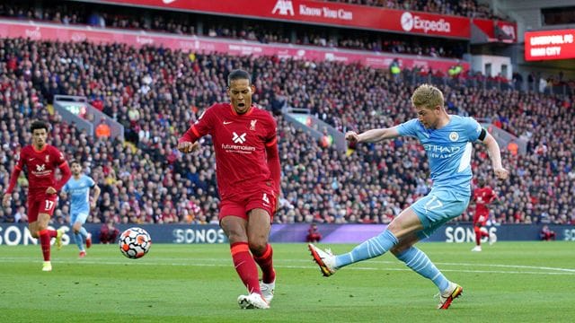 Kevin De Bruyne (r) von Manchester City beim Abschluss.