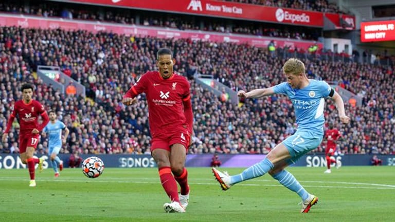 Kevin De Bruyne (r) von Manchester City beim Abschluss.