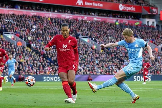 Kevin De Bruyne (r) von Manchester City beim Abschluss.