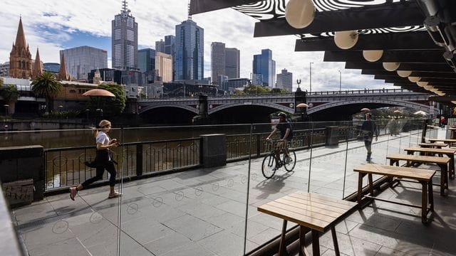 Menschen joggen entlang der Southgate in Melbourne. Menschen joggen entlang der Southgate in Melbourne.