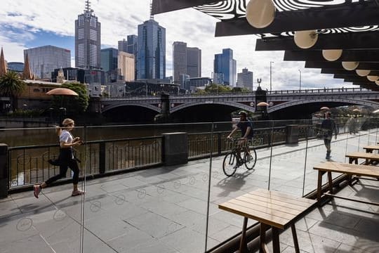 Menschen joggen entlang der Southgate in Melbourne.