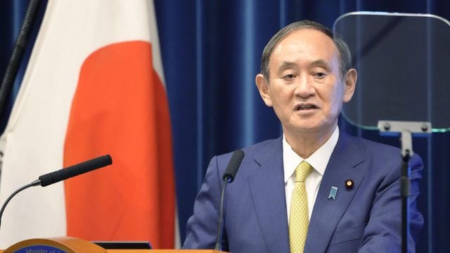 Yoshihide Suga spricht auf einer Pressekonferenz. Yoshihide Suga spricht auf einer Pressekonferenz.