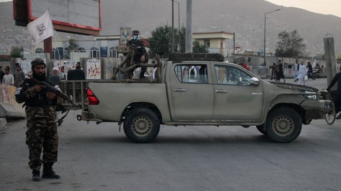 Ein Mitglied der Taliban steht in Kabul Wache.