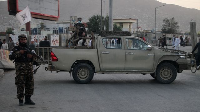 Ein Mitglied der Taliban steht in Kabul Wache. Ein Mitglied der Taliban steht in Kabul Wache.