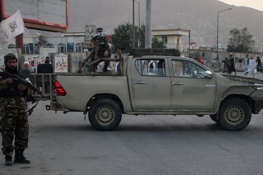 Ein Mitglied der Taliban steht in Kabul Wache.