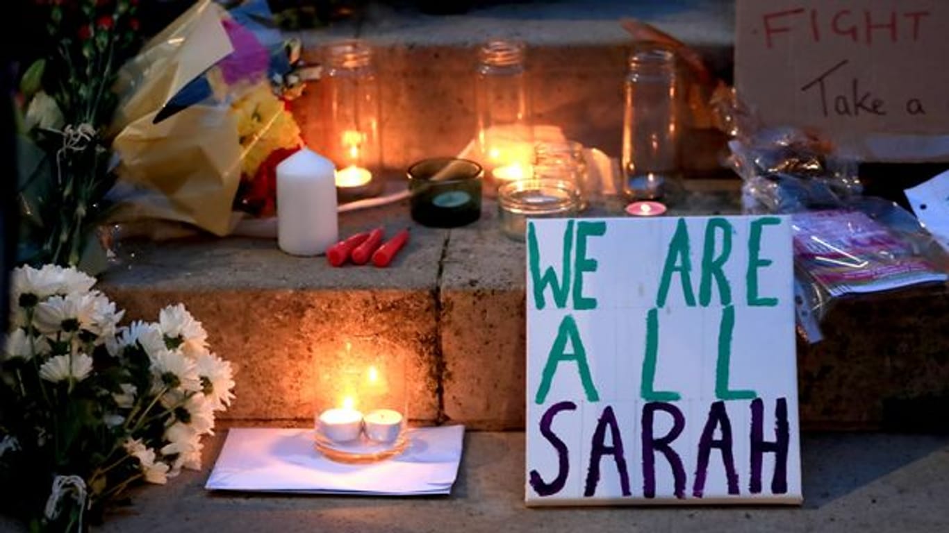 Kerzen und Blumen sind bei einer Mahnwache für die getötete Sarah Everard an der University of Leeds zu sehen.