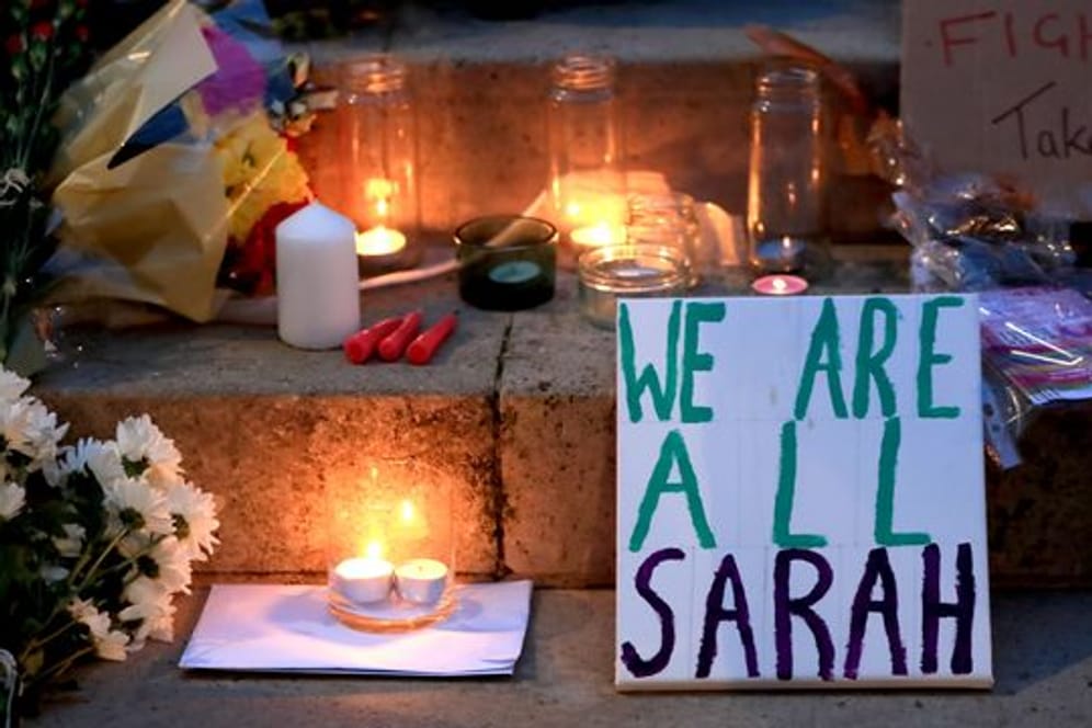 Kerzen und Blumen sind bei einer Mahnwache für die getötete Sarah Everard an der University of Leeds zu sehen.