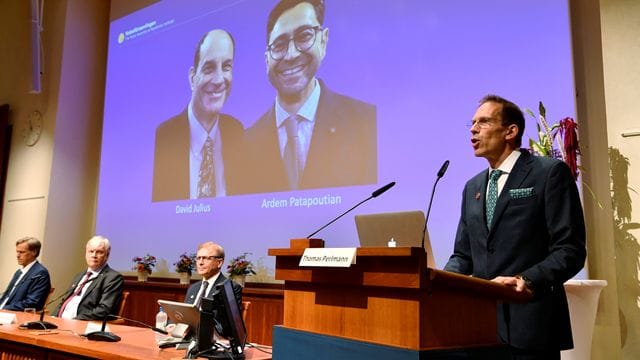 Thomas Perlmann, Sekretär der Nobelversammlung und des Nobelkomitees, verkündet die Gewinner des Nobelpreises für Physiologie oder Medizin 2021.