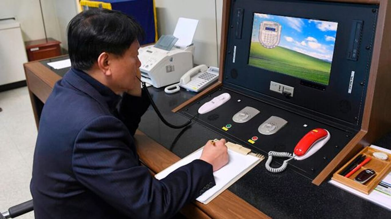Ein südkoreanischer Regierungsbeamter kommuniziert am Telefon mit einem nordkoreanischen Offizier (Archivbild).