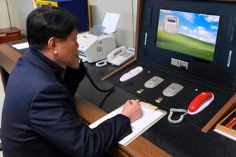 Ein südkoreanischer Regierungsbeamter kommuniziert am Telefon mit einem nordkoreanischen Offizier (Archivbild).