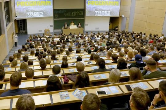 Voller Hörsaal: Studienanfänger im Audimax der Universität in Rostock.