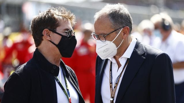 Formel-1-Geschäftsführer Stefano Domenicali (r) im Gespräch mit Schauspieler Tom Cruise.