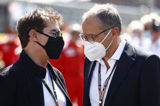 Formel-1-Geschäftsführer Stefano Domenicali (r) im Gespräch mit Schauspieler Tom Cruise.