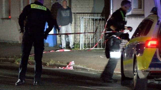 Polizisten sperren den mutmaßlichen Tatort ab. Polizisten sperren den mutmaßlichen Tatort ab.