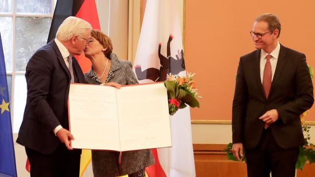 Kuss für den Bundespräsidenten: Frank-Walter Steinmeier und seine Frau Elke Büdenbender im Roten Rathaus.