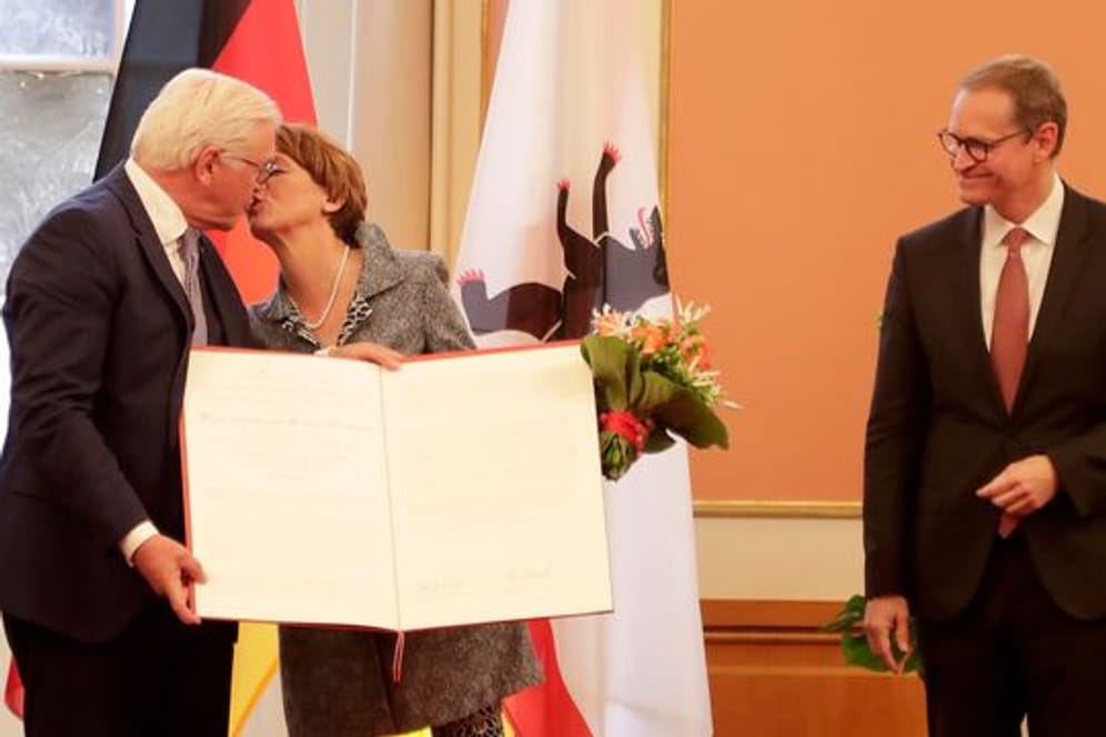 Kuss für den Bundespräsidenten: Frank-Walter Steinmeier und seine Frau Elke Büdenbender im Roten Rathaus.