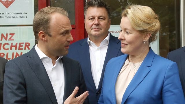 Franziska Giffey begrüßt vor der SPD-Landeszentrale in Berlin-Wedding Sebastian Czaja (l), den Vorsitzenden der FDP-Fraktion im Abgeordnetenhaus, zu ihrem ersten Sondierungsgespräch. Franziska Giffey begrüßt vor der SPD-Landeszentrale in Berlin-Wedding Sebastian Czaja (l), den Vorsitzenden der FDP-Fraktion im Abgeordnetenhaus, zu ihrem ersten Sondierungsgespräch.