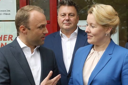 Franziska Giffey begrüßt vor der SPD-Landeszentrale in Berlin-Wedding Sebastian Czaja (l), den Vorsitzenden der FDP-Fraktion im Abgeordnetenhaus, zu ihrem ersten Sondierungsgespräch.