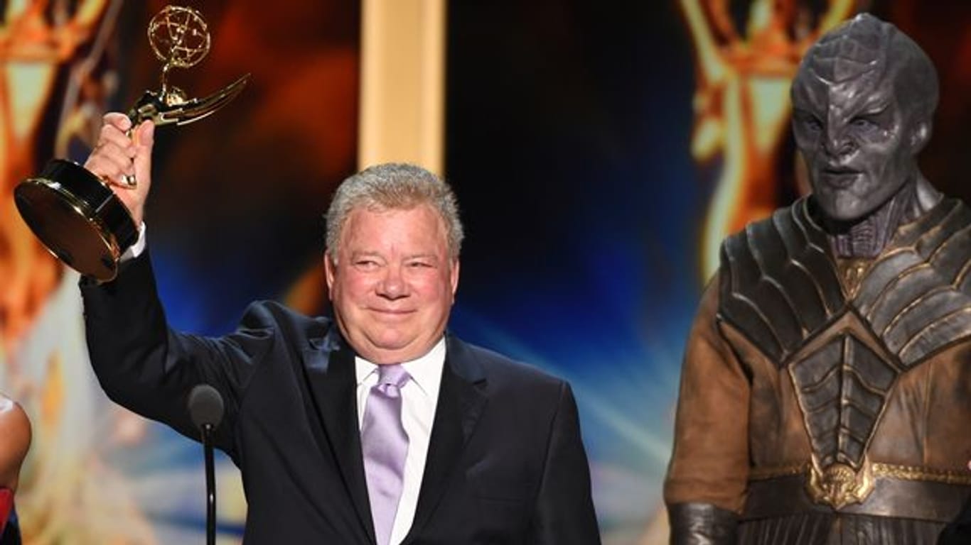 William Shatner, US-amerikanischer Schauspieler, nimmt im Microsoft Theater bei der Verleihung der Creative Arts Emmy Awards den Governors Award für "Star Trek" entgegen.