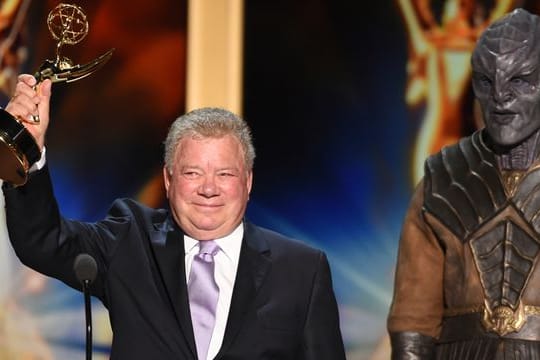 William Shatner, US-amerikanischer Schauspieler, nimmt im Microsoft Theater bei der Verleihung der Creative Arts Emmy Awards den Governors Award für "Star Trek" entgegen.