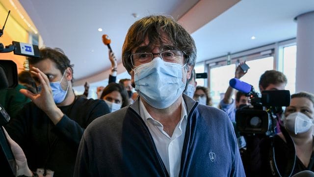 Carles Puigdemont (M), katalanischer Separatistenführer und Europaabgeordneter, trifft zu einer Ausschusssitzung im Europäischen Parlament ein. Carles Puigdemont (M), katalanischer Separatistenführer und Europaabgeordneter, trifft zu einer Ausschusssitzung im Europäischen Parlament ein.