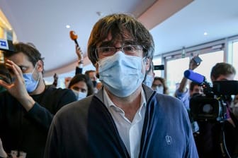 Carles Puigdemont (M), katalanischer Separatistenführer und Europaabgeordneter, trifft zu einer Ausschusssitzung im Europäischen Parlament ein.