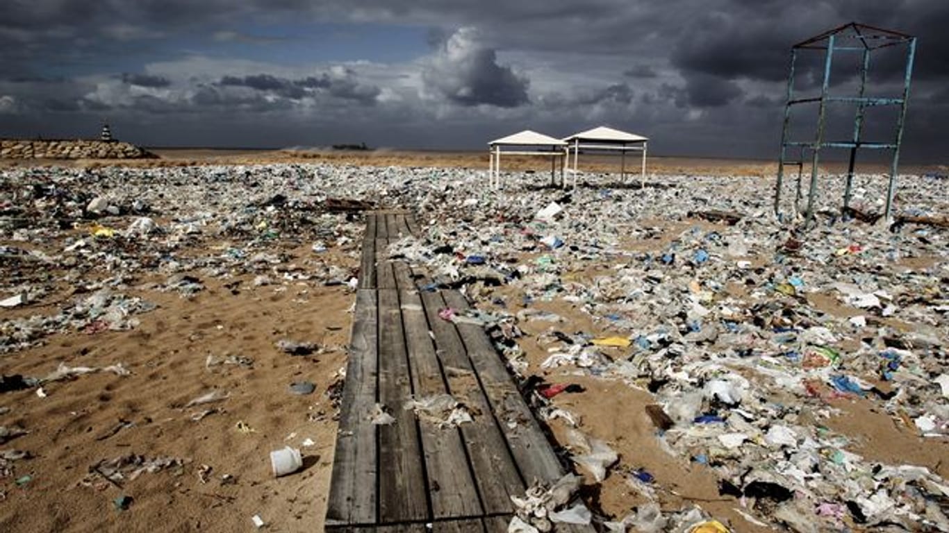 Plastikmüll liegt an einem Strand am Mittelmeer nördlich von Beirut.