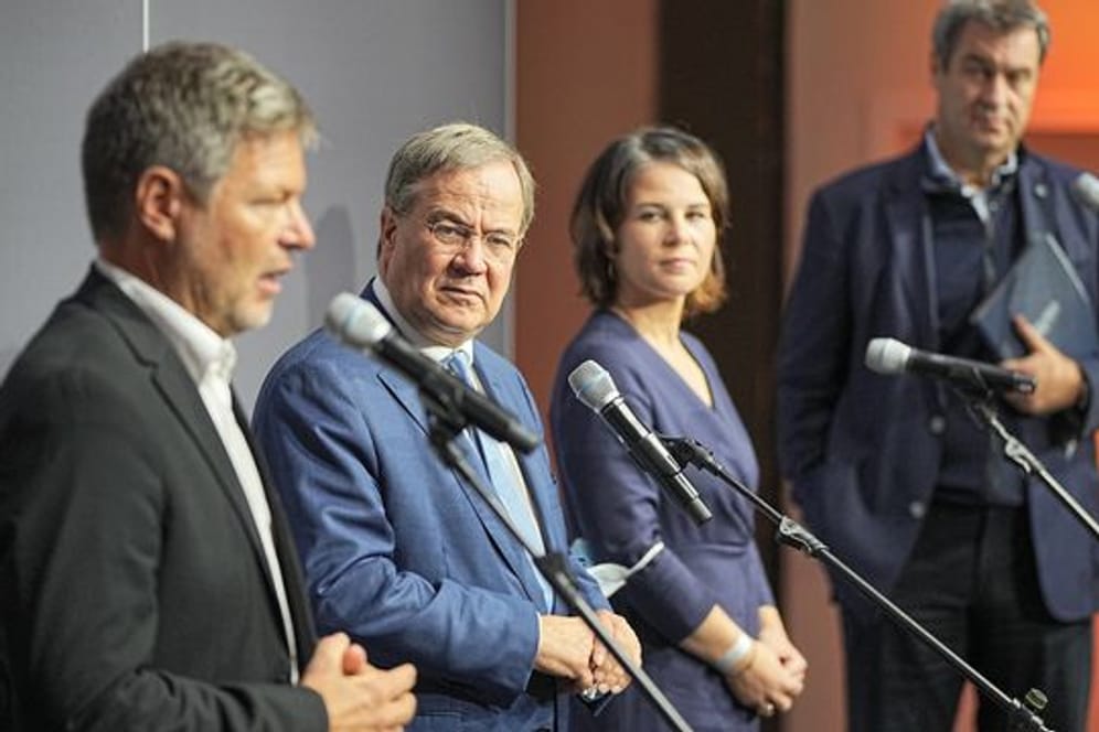 Robert Habeck, Armin Laschet, Annalena Baerbock und Markus Söder treten nach dem Sondierungsgespräch vor die Presse.