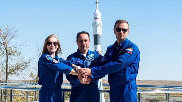 Schauspielerin Julia Peressild (von links), Kosmonaut Anton Schkaplerow und Filmregisseur Klim Schipenko in Baikonur.