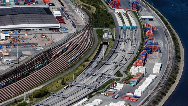Die Südeinfahrt der A7 in den Elbtunnel.