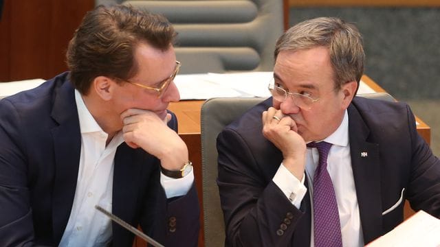 Armin Laschet empfiehlt NRW-Verkehrsminister Hendrik Wüst (l) als seinen Nachfolger im Amt des Ministerpräsidenten. Armin Laschet empfiehlt NRW-Verkehrsminister Hendrik Wüst (l) als seinen Nachfolger im Amt des Ministerpräsidenten.