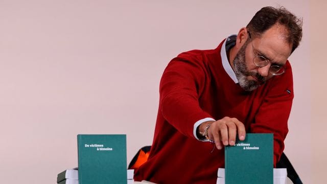 Francois Devaux, Gründer der Opfervereinigung "La parole liberee", stellt den Bericht der unabhängigen Untersuchungskommission vor. Francois Devaux, Gründer der Opfervereinigung "La parole liberee", stellt den Bericht der unabhängigen Untersuchungskommission vor.