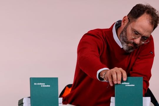 Francois Devaux, Gründer der Opfervereinigung "La parole liberee", stellt den Bericht der unabhängigen Untersuchungskommission vor.