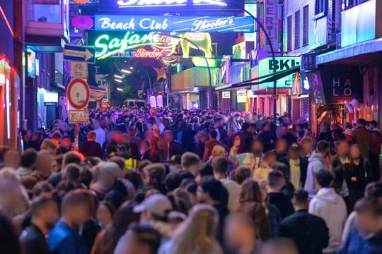 Nachtschwärmer in Hamburg.