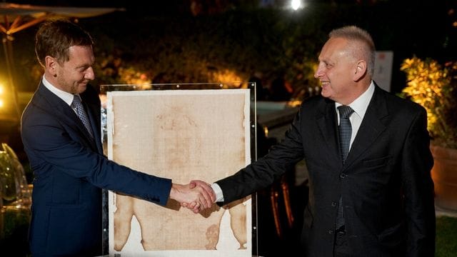 Sachsens Ministerpräsident Michael Kretschmer (CDU, l) trifft in der deutschen Botschaft mit Felice Perani zusammen. Sachsens Ministerpräsident Michael Kretschmer (CDU, l) trifft in der deutschen Botschaft mit Felice Perani zusammen.