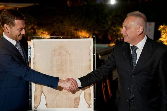 Sachsens Ministerpräsident Michael Kretschmer (CDU, l) trifft in der deutschen Botschaft mit Felice Perani zusammen.