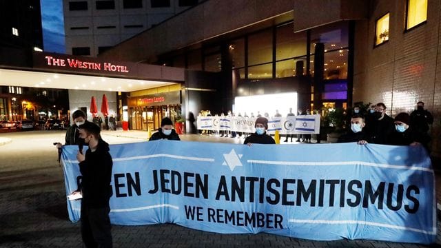 Nach Antisemitismus-Vorwürfen haben sich am Abend Hunderte Menschen vor dem "Westin Hotel" Leipzig versammelt, um Solidarität mit dem Musiker Gil Ofarim und Jüdinnen und Juden in Deutschland zu zeigen. Nach Antisemitismus-Vorwürfen haben sich am Abend Hunderte Menschen vor dem "Westin Hotel" Leipzig versammelt, um Solidarität mit dem Musiker Gil Ofarim und Jüdinnen und Juden in Deutschland zu zeigen.