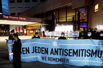 Nach Antisemitismus-Vorwürfen haben sich am Abend Hunderte Menschen vor dem "Westin Hotel" Leipzig versammelt, um Solidarität mit dem Musiker Gil Ofarim und Jüdinnen und Juden in Deutschland zu zeigen.