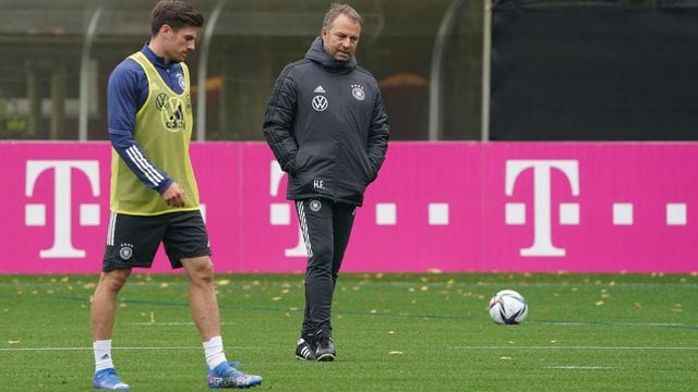 Wird von Bundestrainer Hansi Flick in der Viererkette eingesetzt: Jonas Hofmann (l). Wird von Bundestrainer Hansi Flick in der Viererkette eingesetzt: Jonas Hofmann (l).
