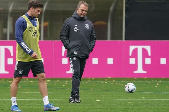 Wird von Bundestrainer Hansi Flick in der Viererkette eingesetzt: Jonas Hofmann (l).