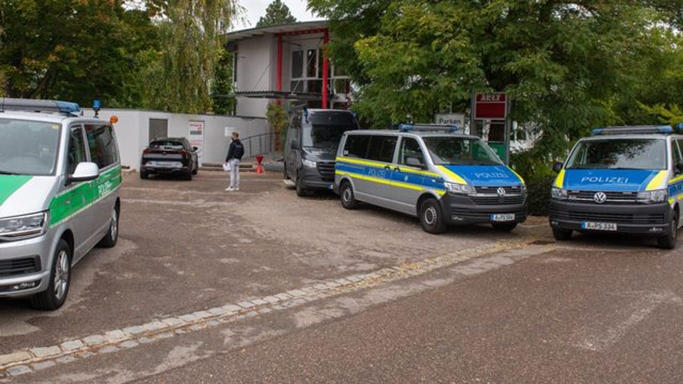 Polizeifahrzeuge stehen vor dem Impfzentrum in Nördlingen.