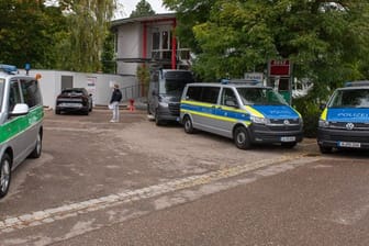 Polizeifahrzeuge stehen vor dem Impfzentrum in Nördlingen.