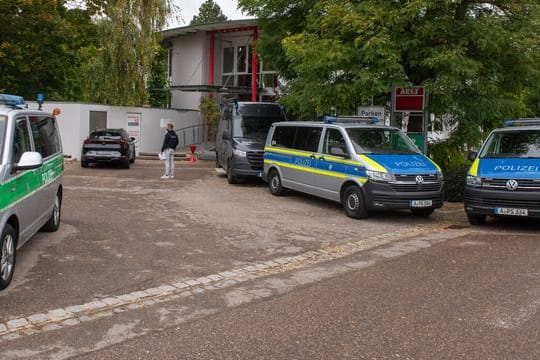 Polizeifahrzeuge stehen vor dem Impfzentrum in Nördlingen.