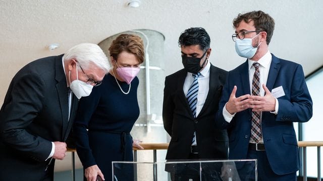 Bundespräsident Frank-Walter Steinmeier (l) und seine Frau Elke Büdenbender (2. Bundespräsident Frank-Walter Steinmeier (l) und seine Frau Elke Büdenbender (2.